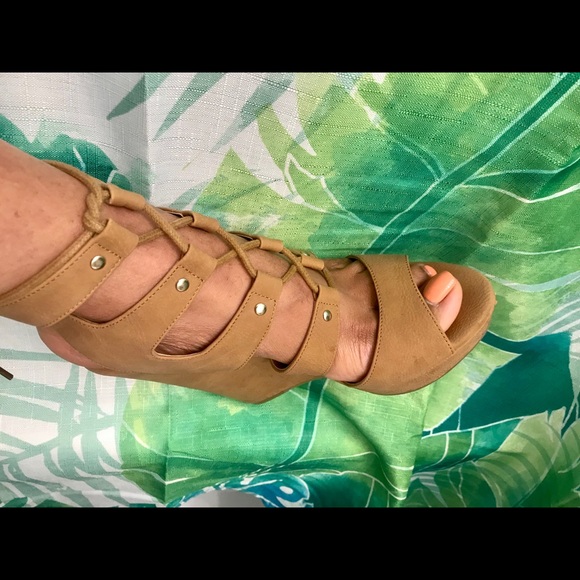 Tan strap up sandals - Picture 2 of 3